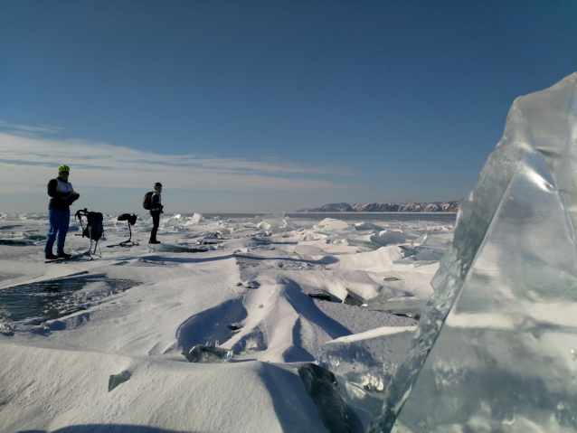 Ice Storm Bajkal: cyklisté, bruslaři a koloběžkáři na zamrzlé hladině