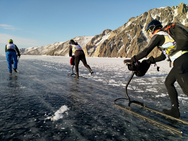 Ice Storm Bajkal: cyklisté, bruslaři a koloběžkáři na zamrzlé hladině