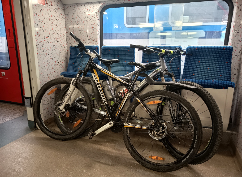 Jízdní kola ve vlaku: hardtail Author Traction a full Decathlon Rockrider.