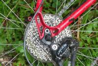 Cyklista ve Strašicích přepadl přes řídítka a zemřel na úraz hlavy