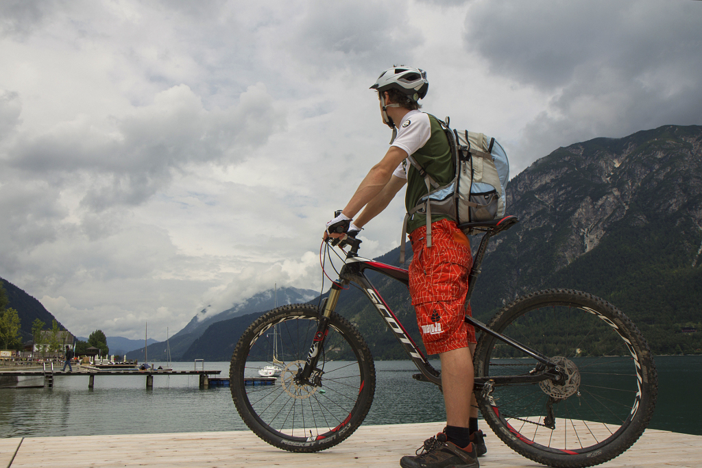 Scott Spark na molu rakouského jezera Achensee.