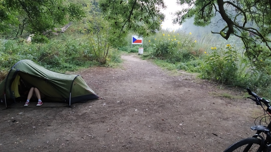 Soutok Moravy (vlevo) a Dyje. Stojíme v Česku, vlevo je Slovensko a vpravo Rakousko.