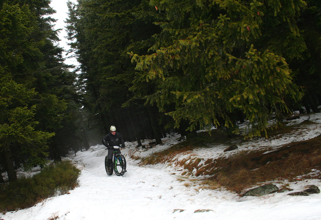 Snowbiking v lese nad Portáškami v Krkonoších.
