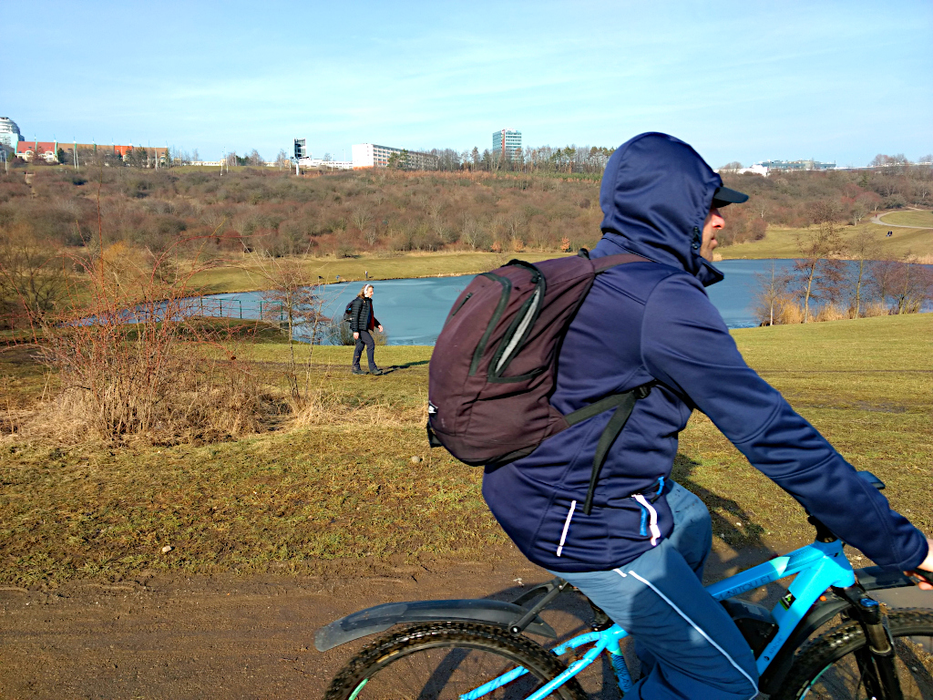Cyklista u Asuánu v pražském Prokopském údolí.