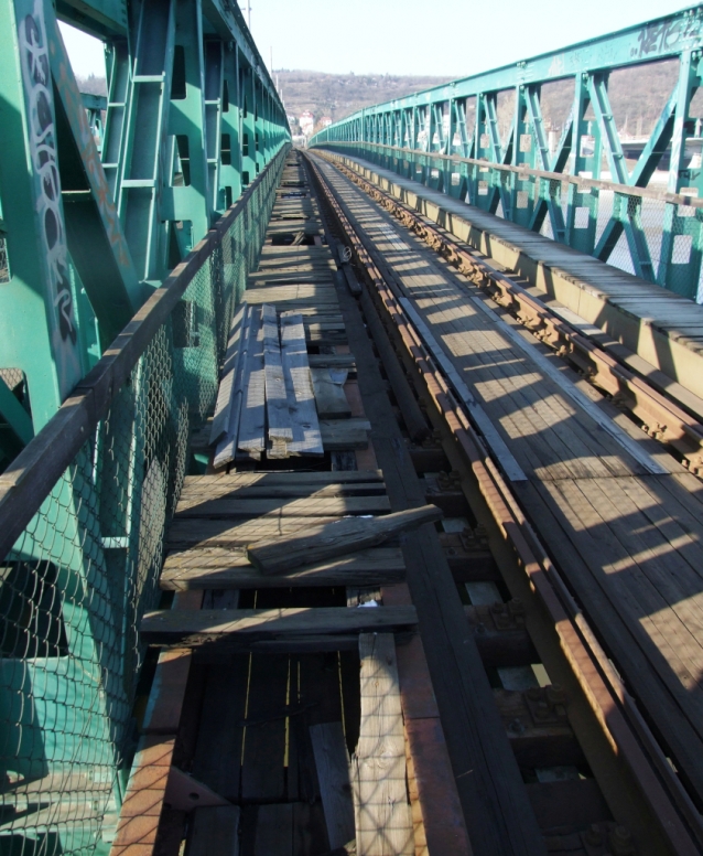 Přes Trojský most na koloběžce ze Stromovky k Rokytce