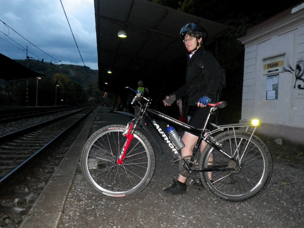 Cyklistka čeká na vlak v Srbsku.