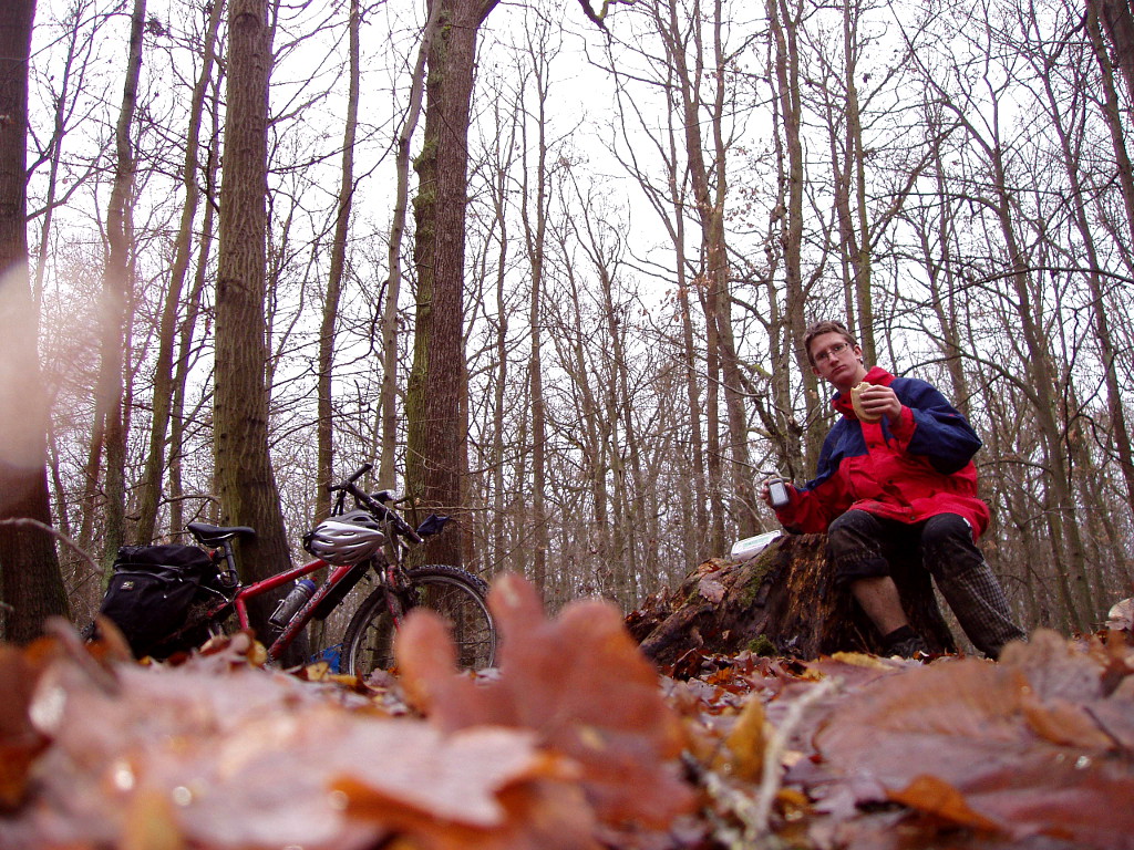 Cyklista odpočívá v lese u Pilského rybníka.