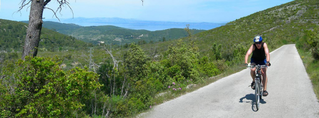 Přes Korčulu jedeme na kole