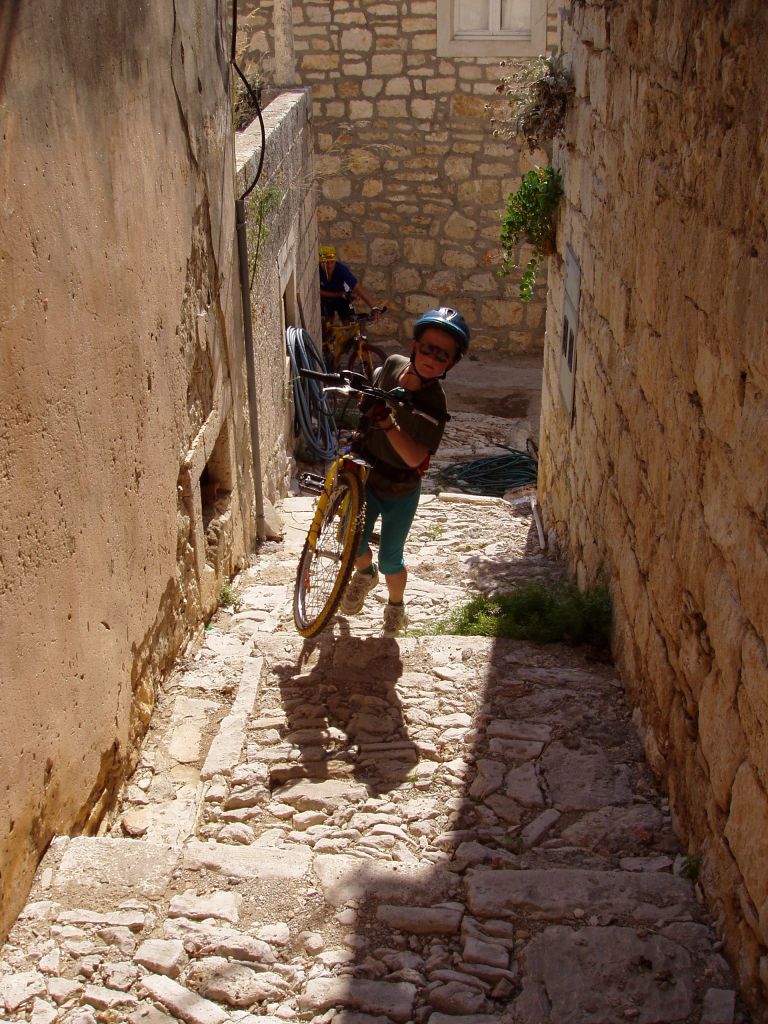 Skrz vesničku Podobuče je nutné kolo vynést po starobylých schodech.
