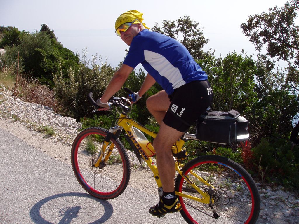 Cyklista strmě stoupá na ostrově Pelješac.