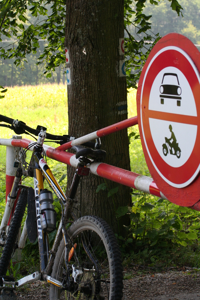 Povážsky Inovec. Cyklotrasa v obci Kulháň. Tak si lesáci představují cyklistiku.