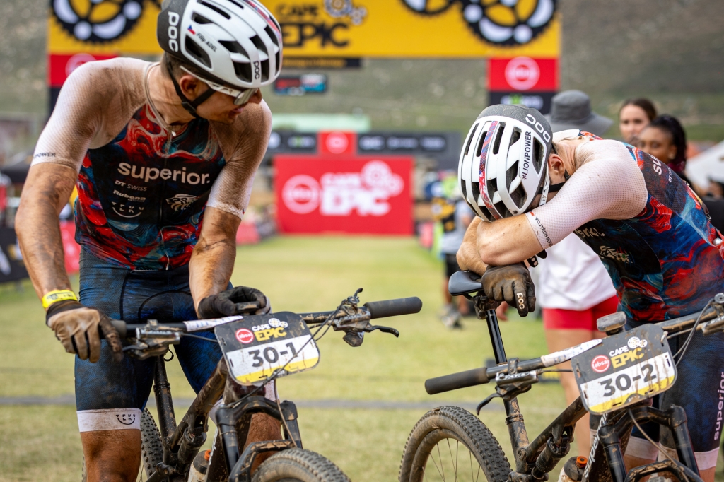 Tým MTB Superior Lions v cíli 2. etapy. Závod horských kol je vyčerpávající.