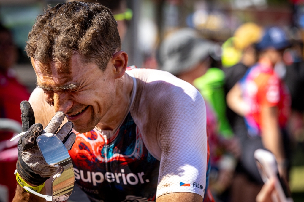 Cape Epic, tým Superior v cíli 1. etapy.