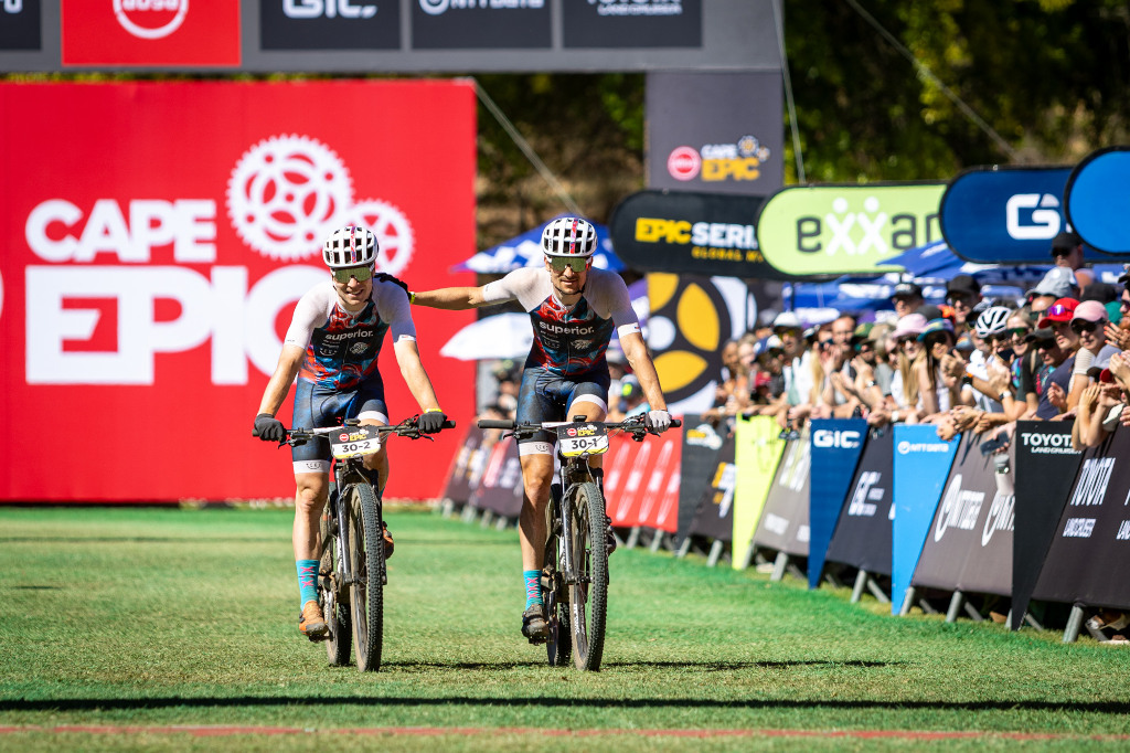 Superior Lions (Filip Adel / Vojtěch Neradil) v cíli Cape Epic 2026.