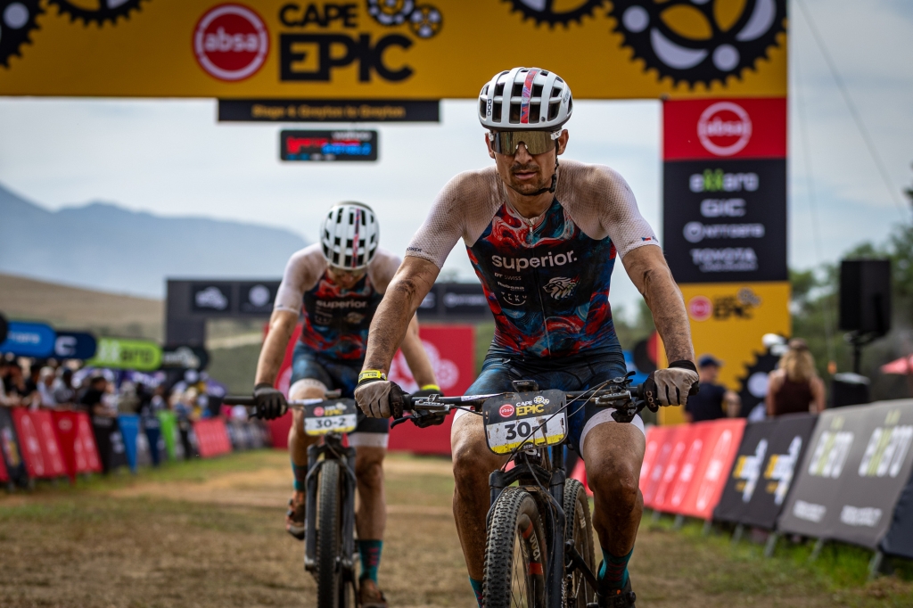 V cíli 4. etapy Cape Epic.