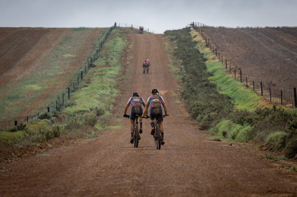 3. etapa Cape Epic vedla po širokých hlinitých silnicích.