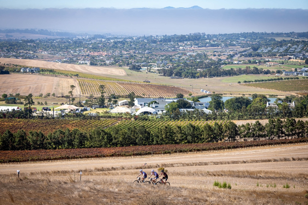 Cape Epic 2026. Prolog vede nad vinicemi Stellenbosch.