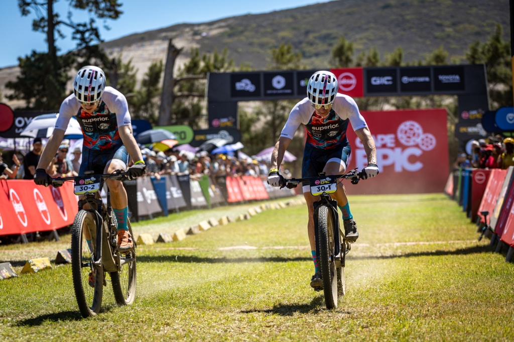 Cape Epic 2026. Filip Adel a Vojtěch Neradil dojíždějí do cíle prologu.