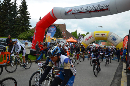 Bikemaraton Prachatice vyhráli promočení Hruška a Cesnaková