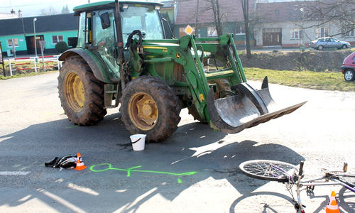 Traktorista srazil cyklistu radlicí v Radějově Traktorista srazil cyklistu radlicí v Radějově