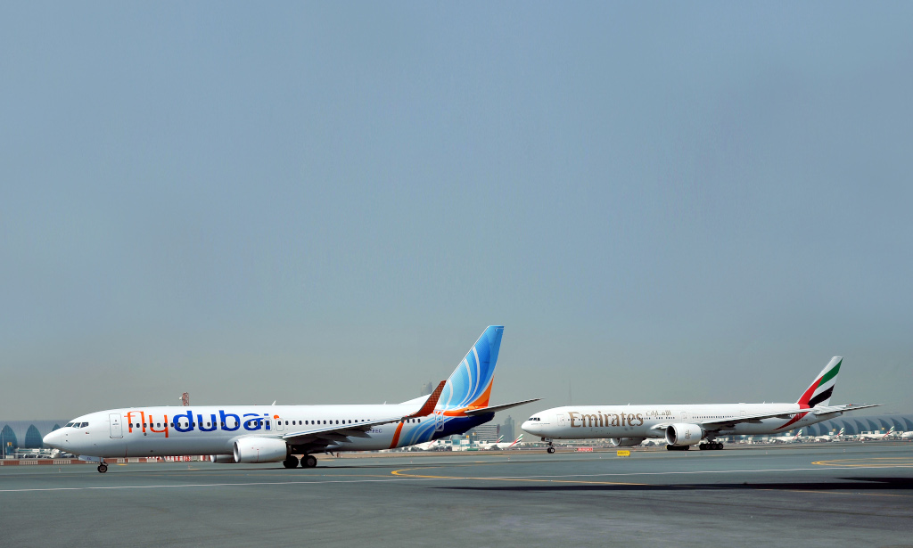 Alianční letadla FlyDubai a Emirates na letišti.