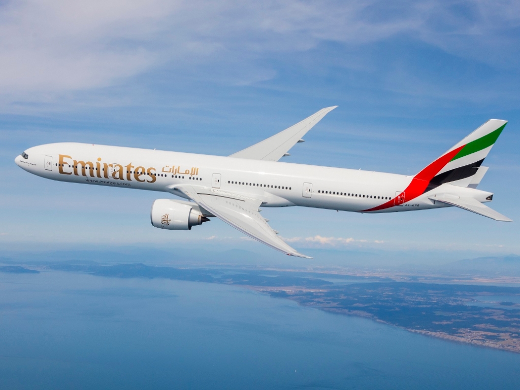 Emirates, letadlo ve vzduchu.
