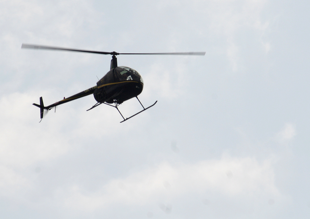 Lehký vrtulník Robinson R22 ve vzduchu.