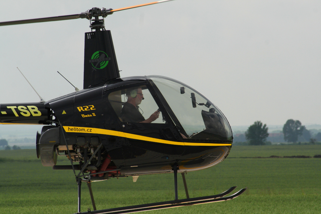 Lehký vrtulník Robinson R22.