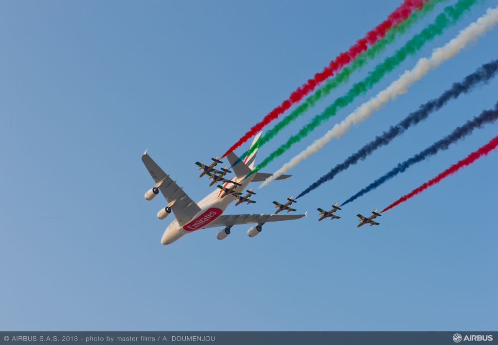 Airbus A380 Emirates letí ve formaci s leteckými akrobaty Al Fursan během Dubai Airshow.