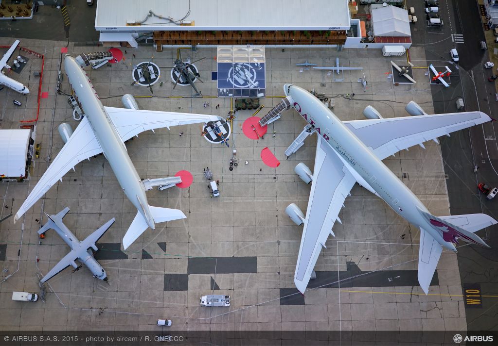 Airbus A350 XWB a A380 QTR na letišti v Paříži.