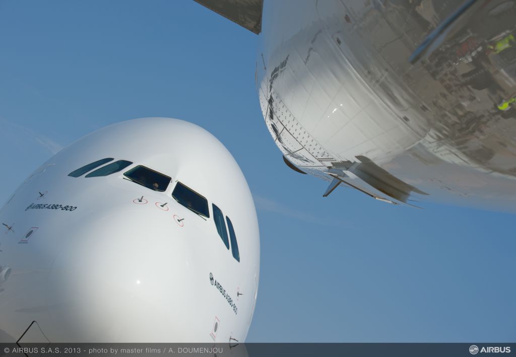 Airbus A380 se předvádí na Dubai Air Show v barvách Emirates.