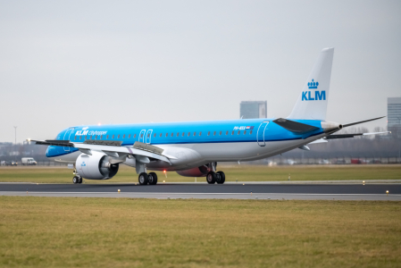 Embraer 195-E2 vyrazí z Amsterdamu do Varšavy