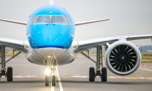 Embraer 195-E2 vyrazí z Amsterdamu do Varšavy