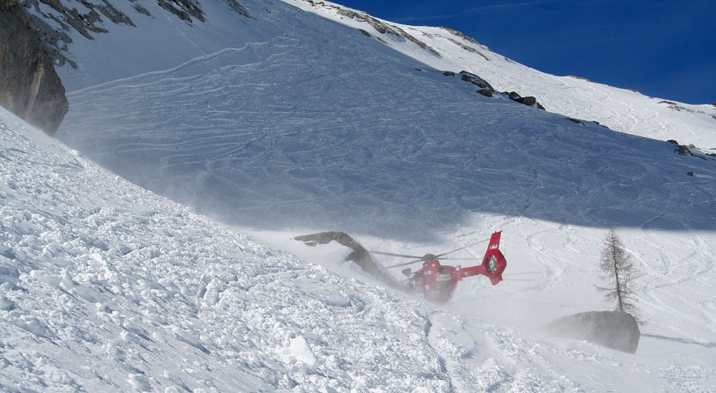Marmolada, záchrana zraněného lyžaře nad jezerem Fedaia.