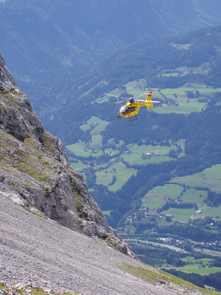 Záchranářský vrtulník přilétá do údolí Throntal.