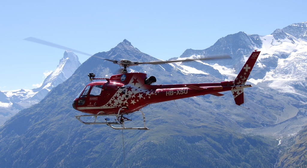 Wallis, záchranná akce s vrtulníkem pod Domhütte. Wallis, záchranná akce s vrtulníkem pod Domhütte.