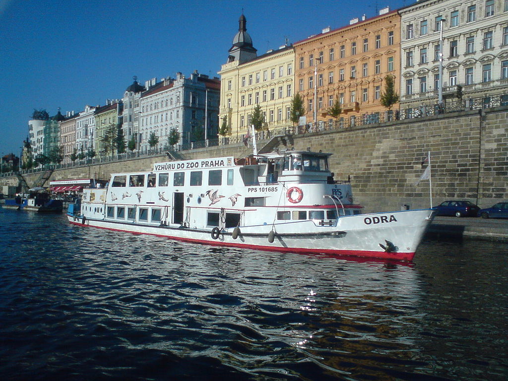 Osobní loď Odra kotví v Praze na Rašínově nádraží.