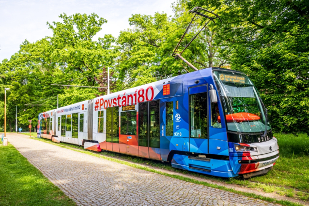 Do pražských ulic vyjela speciální tramvaj odkazující na výročí 80 let od Pražského povstání