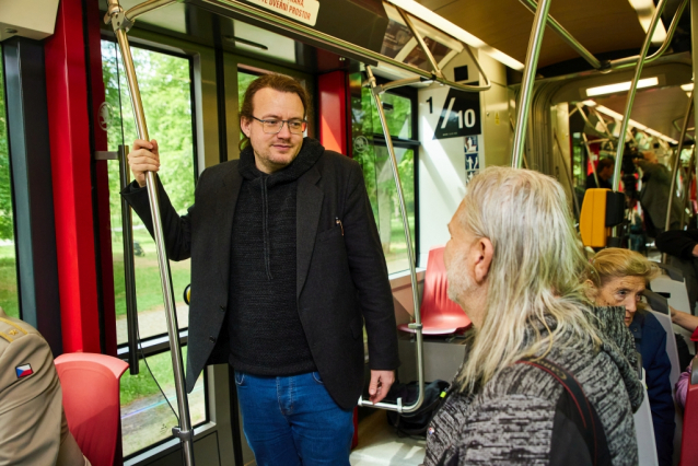 Do pražských ulic vyjela speciální tramvaj odkazující na výročí 80 let od Pražského povstání