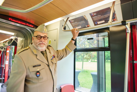 Do pražských ulic vyjela speciální tramvaj odkazující na výročí 80 let od Pražského povstání