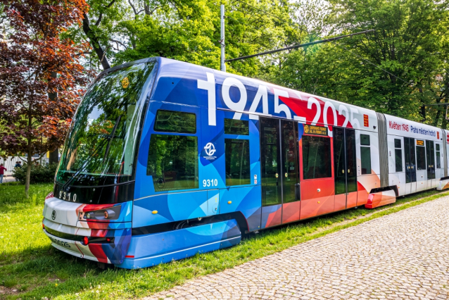 Do pražských ulic vyjela speciální tramvaj odkazující na výročí 80 let od Pražského povstání