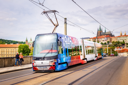 Do pražských ulic vyjela speciální tramvaj odkazující na výročí 80 let od Pražského povstání