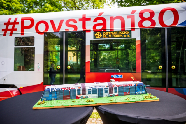 Do pražských ulic vyjela speciální tramvaj odkazující na výročí 80 let od Pražského povstání