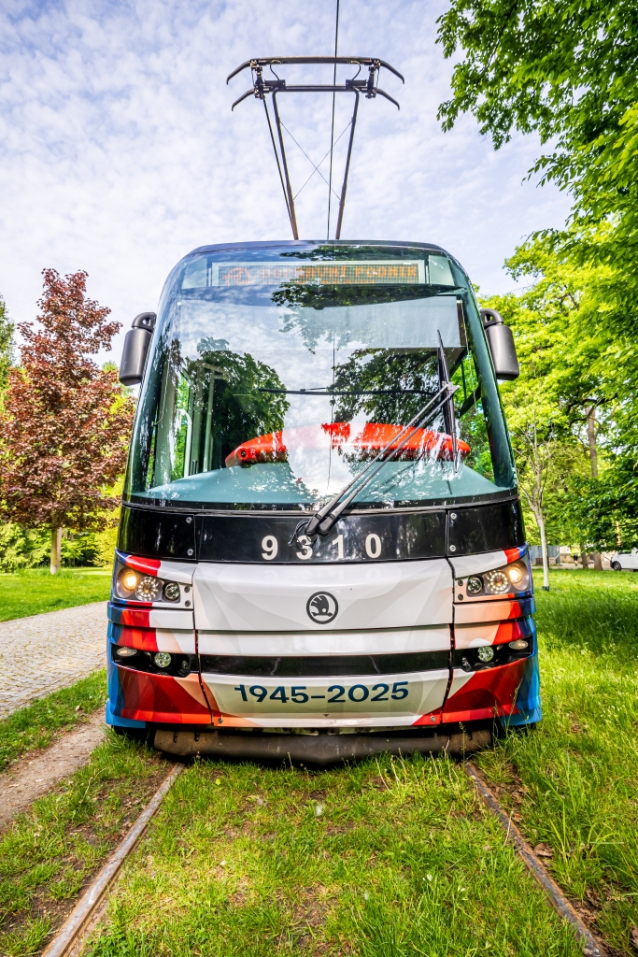 Do pražských ulic vyjela speciální tramvaj odkazující na výročí 80 let od Pražského povstání