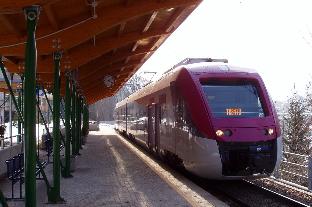 Mezzana, vlak do Marillevy projíždí údolím Val di Sole.