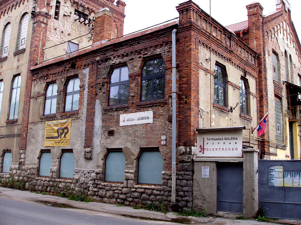 Poprad, bývalá elektrárna vedle nádraží slouží jako galerie.