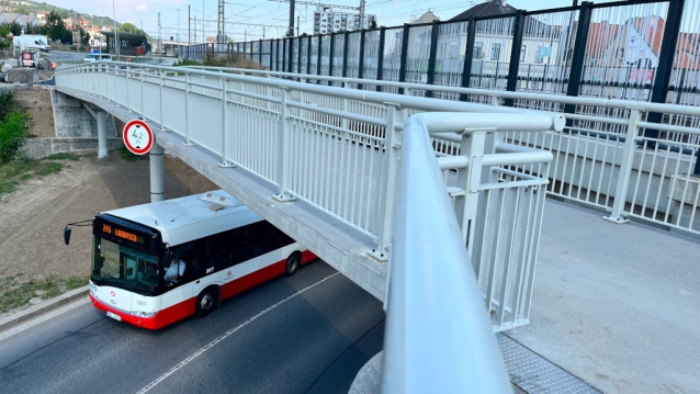 Obě radotínské lávky slouží chodcům i cyklistům