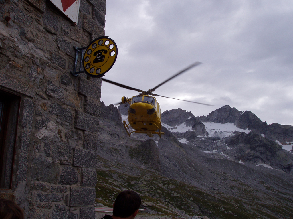 Rifugio Luigi Gianetti. Přílet vrtulníku horské služby.