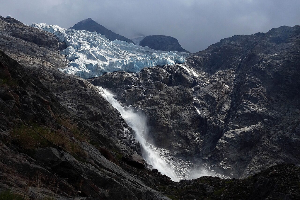 Ledovec Triftgletscher taje a voda napájí jezero Triftsee v létě 2022.