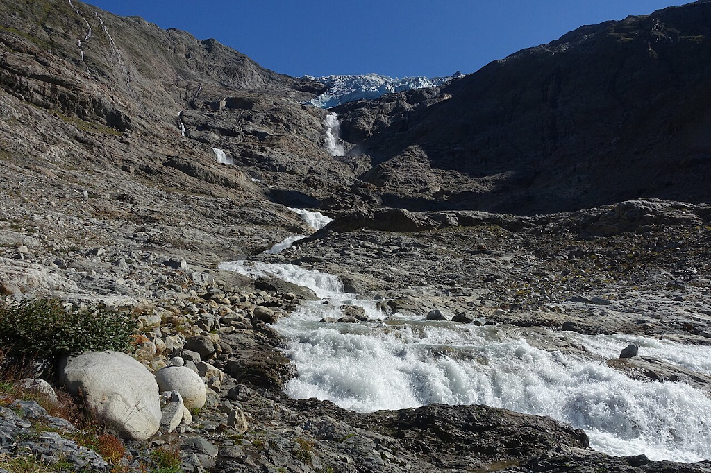Ledovec Triftgletscher taje a voda napájí jezero Triftsee v létě 2020.